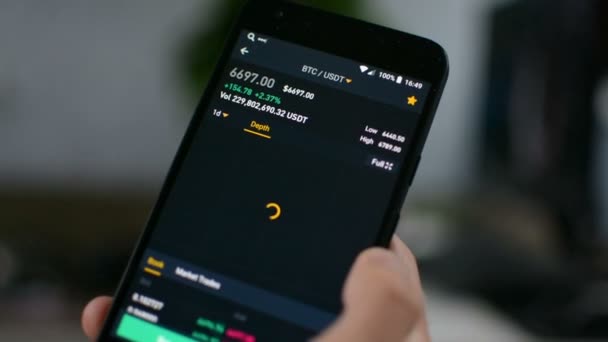 Bitcoin cryptocurrency fiyat grafiği grafik hareket eden telefon ekranında, cryptocurrency gelecekteki fiyat tahmin kavramı — Stok video