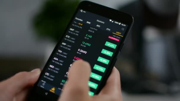 Investor, kontrola Bitcoin, Ethereum a jiných altcoin kryptoměn cenový index na obrazovku mobilních telefonů, kryptoměn koncepce predikce budoucích cen — Stock video