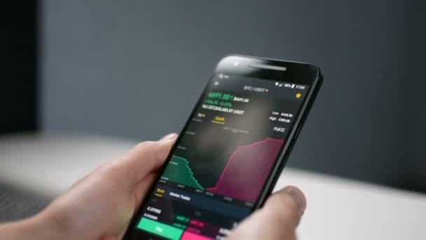 Affärsman tittar på Bitcoin pris deapth diagram på digitala exchange på mobiltelefon skärm, kryptovaluta framtida pris action prognos koncept — Stockvideo