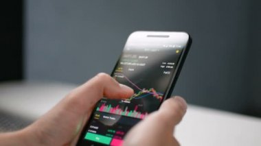 Bitcoin cryptocurrency fiyat grafiği grafik hareket eden telefon ekranında, cryptocurrency gelecekteki fiyat tahmin kavramı