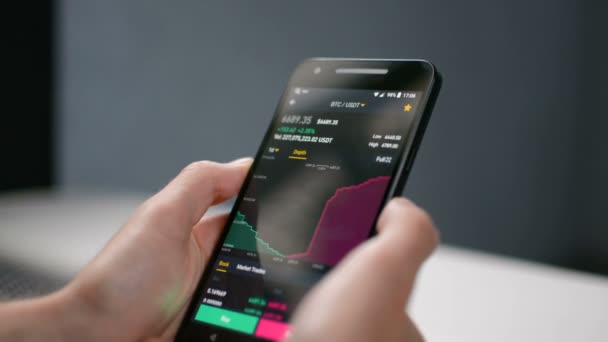 Affärsman tittar på Bitcoin pris deapth diagram på digitala exchange på mobiltelefon skärm, kryptovaluta framtida pris action prognos koncept — Stockvideo