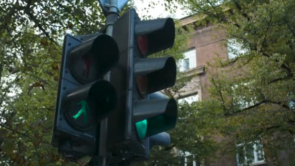 Old traffic light on the street closeup — Stock Video