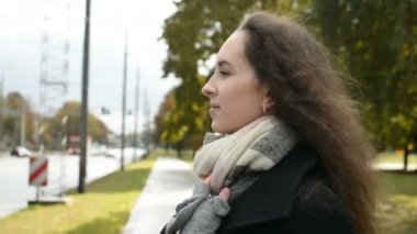 Genç Bayan birini parkta güzel Güz bekliyor