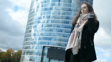 Modern arka plan üzerinde bina ile genç bayan düşük açılı portre