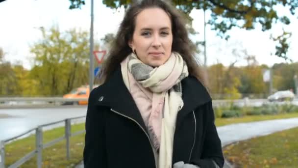 Hübsches Mädchen genießt Herbstwetter bei schönem Herbst im Park — Stockvideo