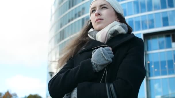 Belle jeune femme portrait à angle bas avec bâtiment moderne sur le fond — Video