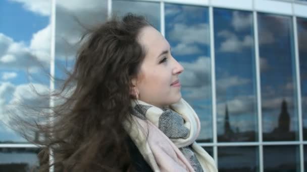 Portrait de jeune fille attrayante avec bâtiment moderne sur le fond — Video