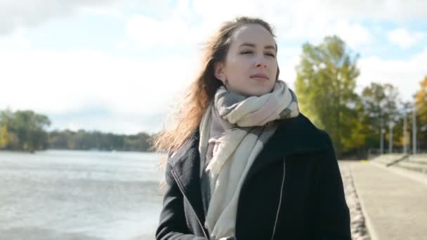 Nádherná dáma s krásné hnědé dlouhé je waitng pro někoho na pobřeží — Stock video