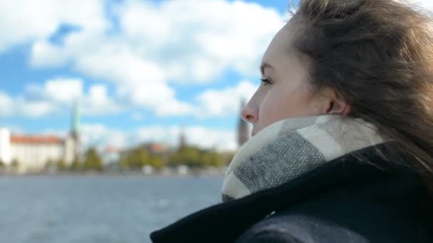 Vacker ung dam tittar långt i fjärran med Old City panorama på bakgrunden — Stockvideo