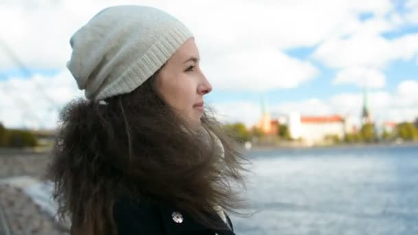 Hermosa joven dama está mirando lejos en la distancia con el panorama de la Ciudad Vieja en el fondo — Vídeos de Stock