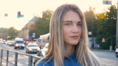 Güzel mavi gözleri ve uzun saç wainting biri meşgul şehir sokak için güzel kızla