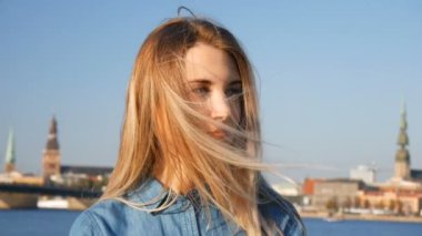 Riga şehir manzara arka planda yaz günbatımı güzel bir sarışın Bayan portresi