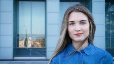 Güzel mavi gözleri ve uzun saç, 180 paralaks izleme atış ile güzel kız