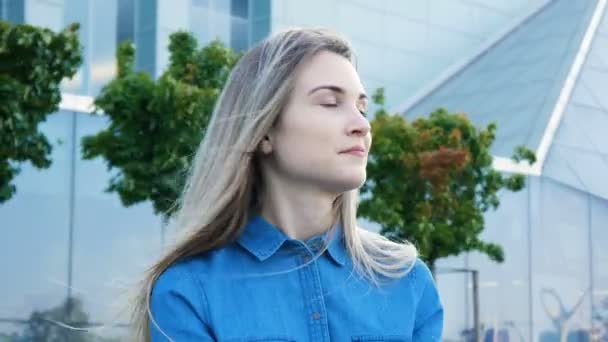 Bella ragazza con bellissimi occhi blu e capelli lunghi ritratto primo piano — Video Stock