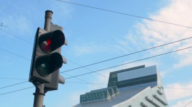 Sokak closeup yeni bir modern kütüphane binası gökdelen ve mavi gökyüzü önünde eski trafik ışığı