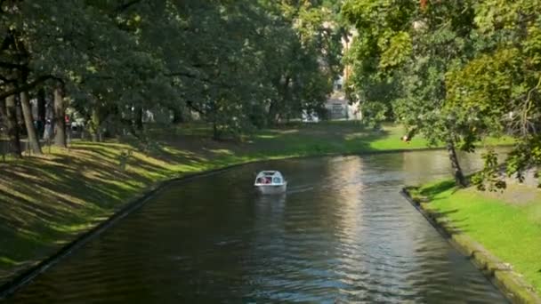 Güneşli bir yaz hafta sonu Riga şehir merkezinde turist taşıyan küçük nehir kanalı feribot — Stok video