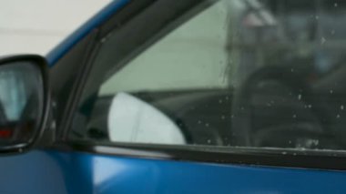 Sadece yıkanmış araba pan closeup çekim, self-servis carwash kavramı