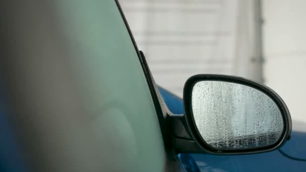 Retrovisor de coche cubierto de gotitas de agua primer plano, el cierre de un concepto de puerta de coche — Vídeos de Stock