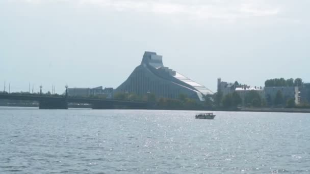 Pequeño ferry fluvial transportando turistas en Riga en un soleado día de fin de semana de verano — Vídeo de stock