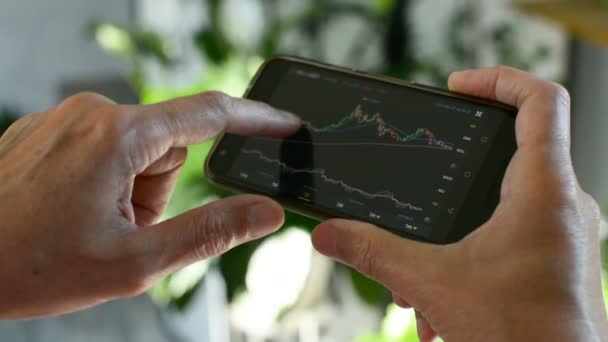 Marché Bitcoin, crypto trading en ligne, commerçant travaillant avec un téléphone mobile sur l'échange de crypto-monnaie. Homme touchant l'écran, les données du marché de navigation, graphique. Monnaie cryptographique. Bitcoin crypto-monnaie . — Video