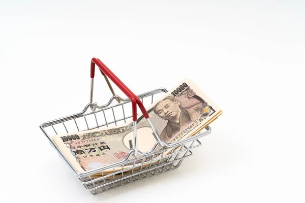 Japán 10000 Jen bankjegy a bevásárlókosárban fehér háttérb — Stock Fotó