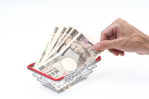 Man hand grijpen Japans 10000 bankbiljet in winkelmandje op — Stockfoto