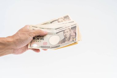 Beyaz arka plan üzerinde Japon 10000 banknot tutan adam el
