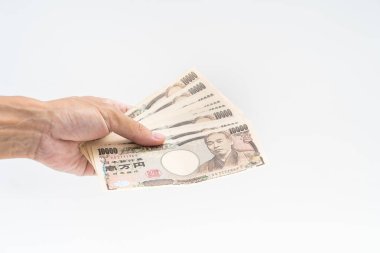 Beyaz arka plan üzerinde Japon 10000 banknot tutan adam el