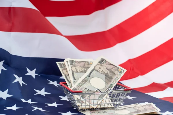 Cesta de 10000 yenes japoneses con bandera de Estados Unidos —  Fotos de Stock