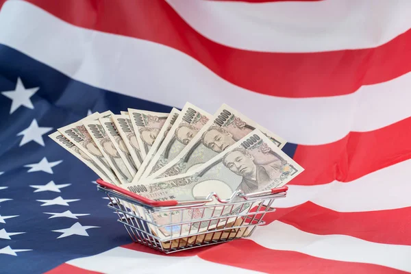 Mand van Japanse 10000 yen met Amerika vlag — Stockfoto