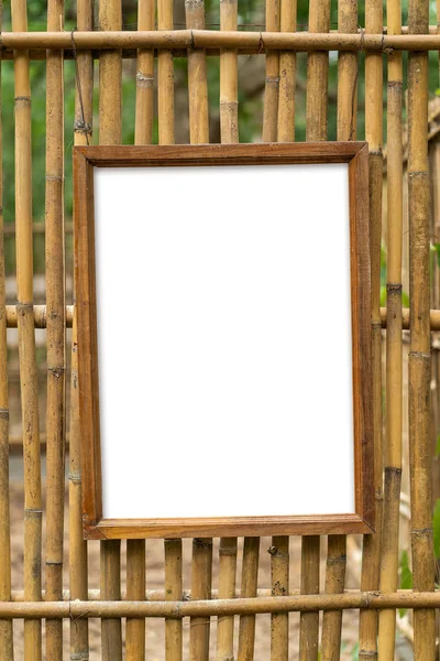 Prázdný dřevěný fotografický rám s bambusovou zdí — Stock fotografie