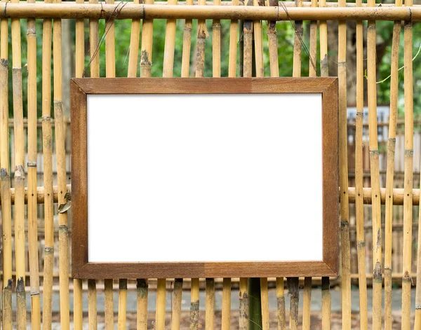 Bambu duvar arka plan ile boş ahşap fotoğraf çerçevesi — Stok fotoğraf