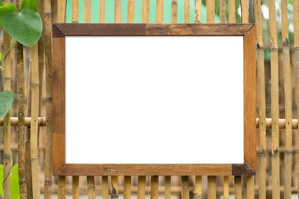 Bambu duvar arka plan ile boş ahşap fotoğraf çerçevesi — Stok fotoğraf