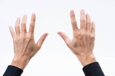 Beyaz arka plan üzerinde siyah gömlek ile Asyalı adam el