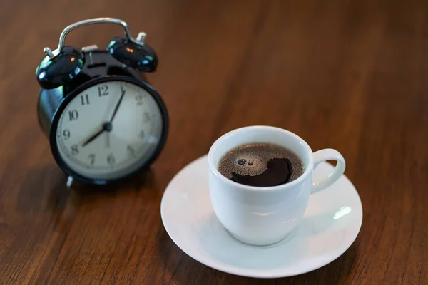 Šálek horké kávy v 8 hodin — Stock fotografie