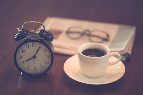 Tazza di caffè calda e bicchieri da lettura di giornali vintage su br — Foto Stock