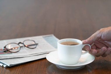 Sabahsıcak kahve fincanı tutan adam el