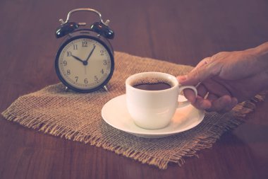 Man el vintage renk etkili sıcak kahve fincanı tutarak