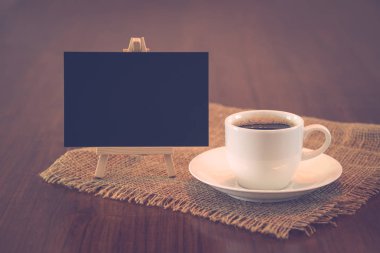 Boş tahta ile sıcak kahve fincanı