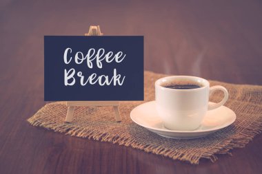 kahve mola tahtası işareti vintage renk etkisi ile sıcak kahve fincanı