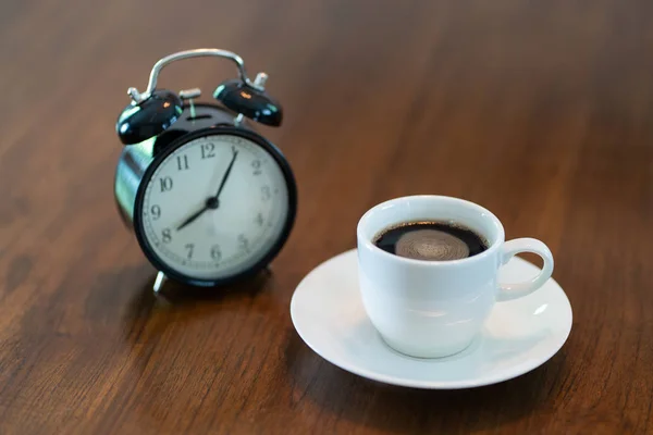 Sıcak kahve fincanı ve mornin saat 8'de vintage saat — Stok fotoğraf