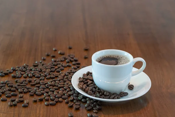 Гаряча чашка кави зі смаженими кавовими зернами — стокове фото