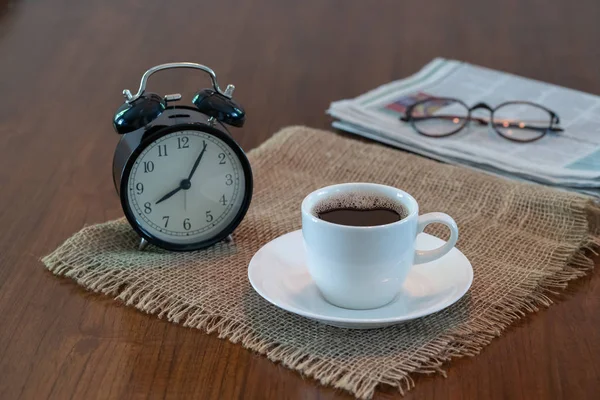 Чашка горячего кофе и утром с газетой — стоковое фото