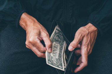 Zavallı adam bir Amerikan doları ile cüzdan açmak el