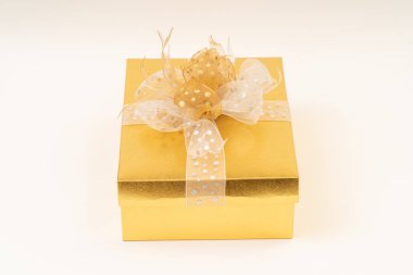 Beyaz arkaplanda altın hediye kutusu