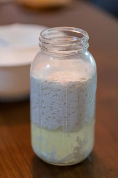 Lapte gras fermentat cu cereale de kefir — Fotografie, imagine de stoc