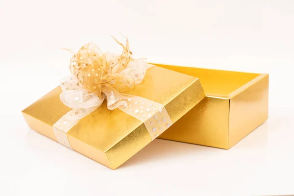 Caja de regalo de oro sobre fondo blanco — Foto de Stock