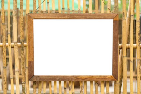 Prázdný bílý dřevěný rám s fotografiemi na pozadí bambusových stěn — Stock fotografie