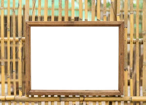 Bambu duvar arka plan üzerinde boş beyaz ahşap fotoğraf çerçevesi — Stok fotoğraf