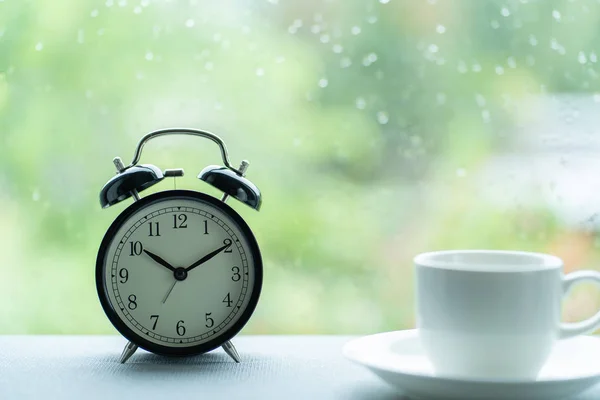 Vintage clock time at ten pass ten o'clock and coffee cup — Stock Photo, Image